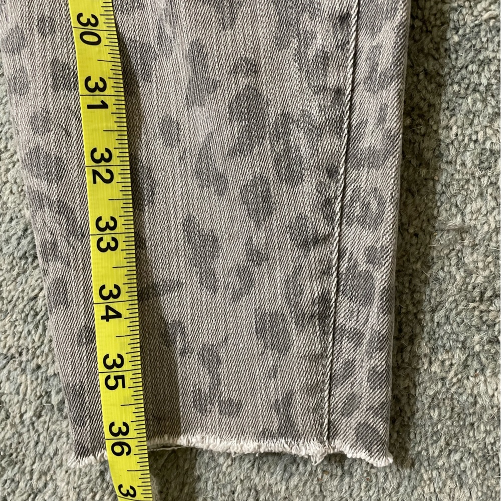 Kut from the Kloth ankle-straight-raw-hem-jean with button fly. - Picture 4 of 6